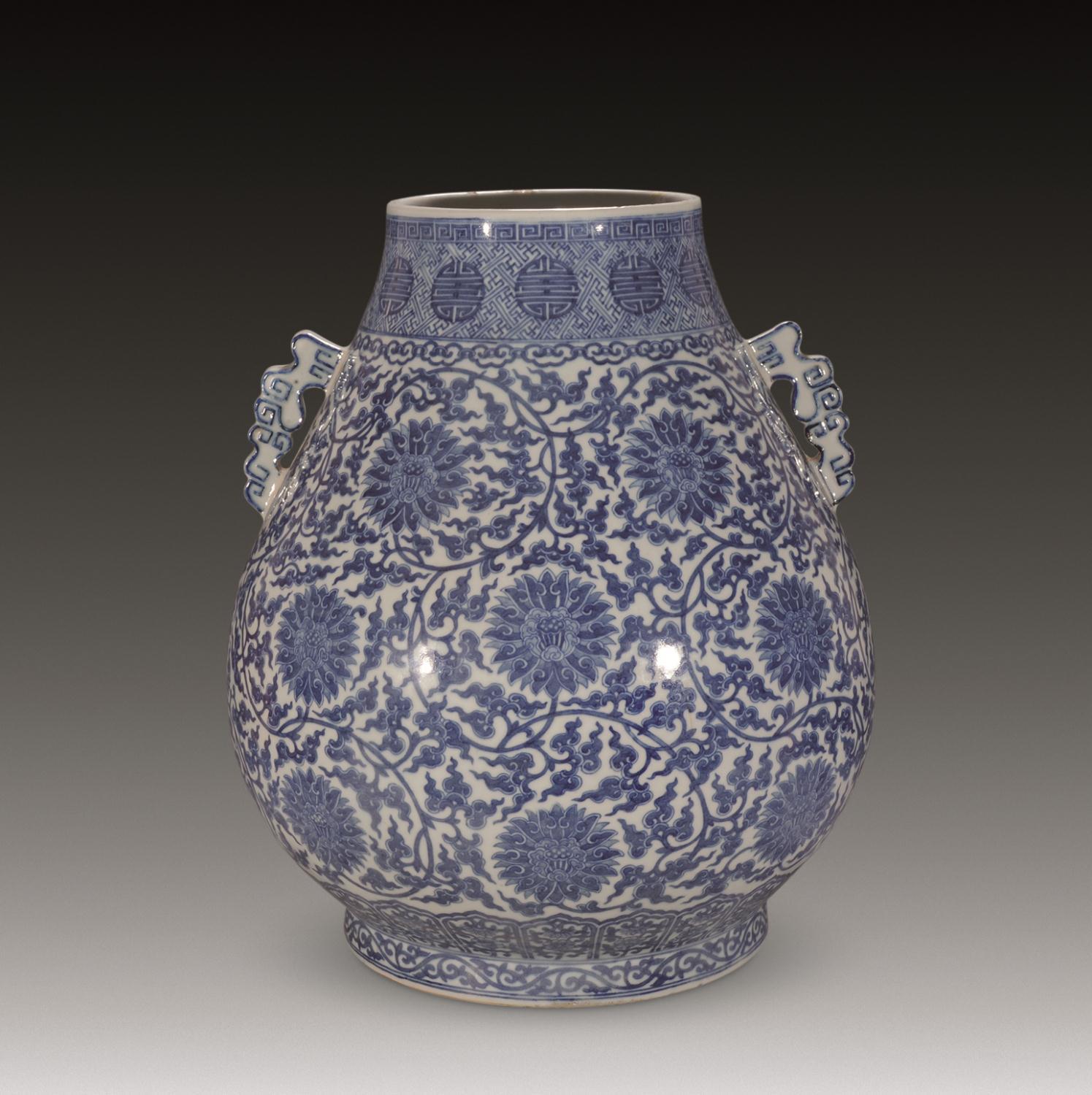 清 青花缠枝莲夔龙耳尊