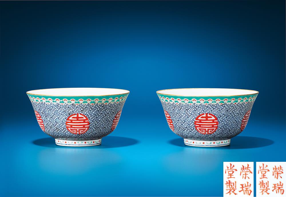 清道光 "荣瑞堂制"粉彩加蓝料彩锦地开光矾红团寿纹碗一对